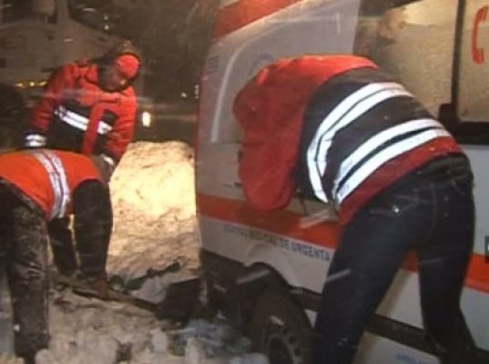 Salvare blocată între nămeţi, pe drumul dintre Medgidia şi Constanţa